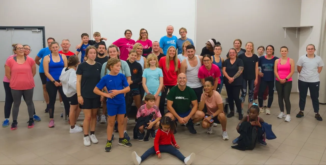 Photo de groupe des adhérents de Ternois Fitness, adultes et enfants, après une séance dans la salle des fêtes de Ramecourt